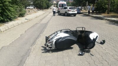 Isparta’nın Yalvaç ilçesinde, sürücüsünün direksiyon hakimiyetini kaybetmesi sonucu motosikletin devrildiği