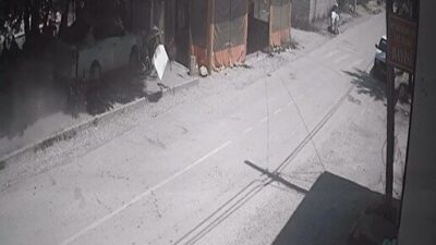 Isparta’nın Senirkent ilçesinde sürücüsünün direksiyon hakimiyetini kaybettiği otomobil köy kıraathanesine