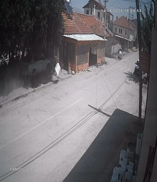 Isparta’nın Senirkent ilçesinde sürücüsünün direksiyon hakimiyetini kaybettiği otomobil köy kıraathanesine