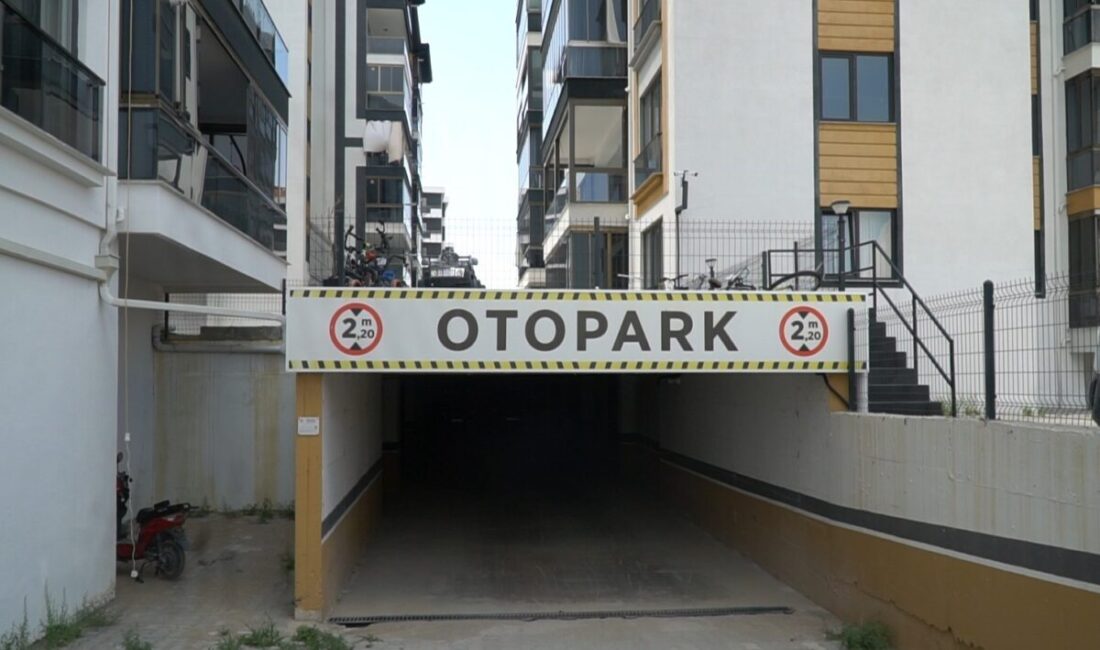 Isparta’da sitenin otoparkındaki araçlara zarar veren kişi güvenlik kamerasında Isparta’nın Zafer Mahallesi’nde sabaha karşı bir sitede park halindeki araçlara