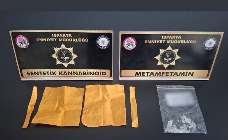 Isparta’da uyuşturucu operasyonunda 1 şüpheli yakalandı Isparta’da polis ekiplerince düzenlenen uyuşturucu operasyonunda, sentetik kannabinoid ve metamfetamin