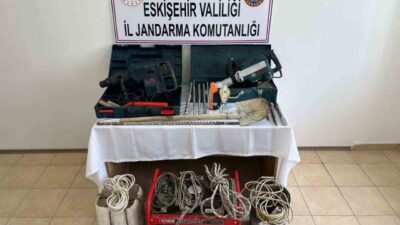 Eskişehir’de kaçak kazı yapan 3 kişi, jandarma ekipleri tarafından suçüstü