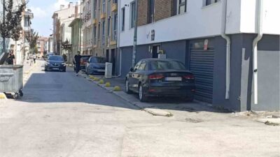 Eskişehir’in bazı cadde ve sokaklarında, konulan dubalara rağmen kaldırımlara park