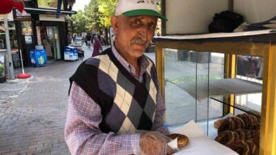 Eskişehir’de bir seyyar simitçi, akciğer kanseri olmasına rağmen bazen günde