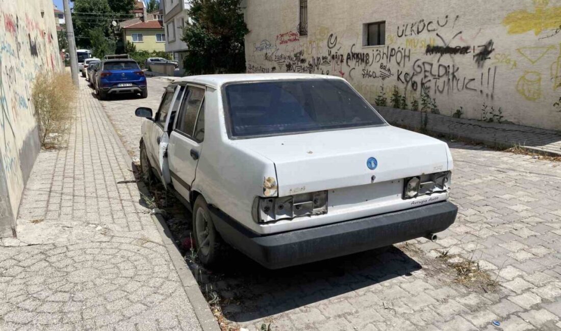 Eskişehir’de bir ara sokak üzerinde kapısı açık ve plakasız vaziyette