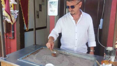 Kumda kahve geleneğini sürdüren Ersin Kortan, 13 farklı aromasıyla müşterilerine