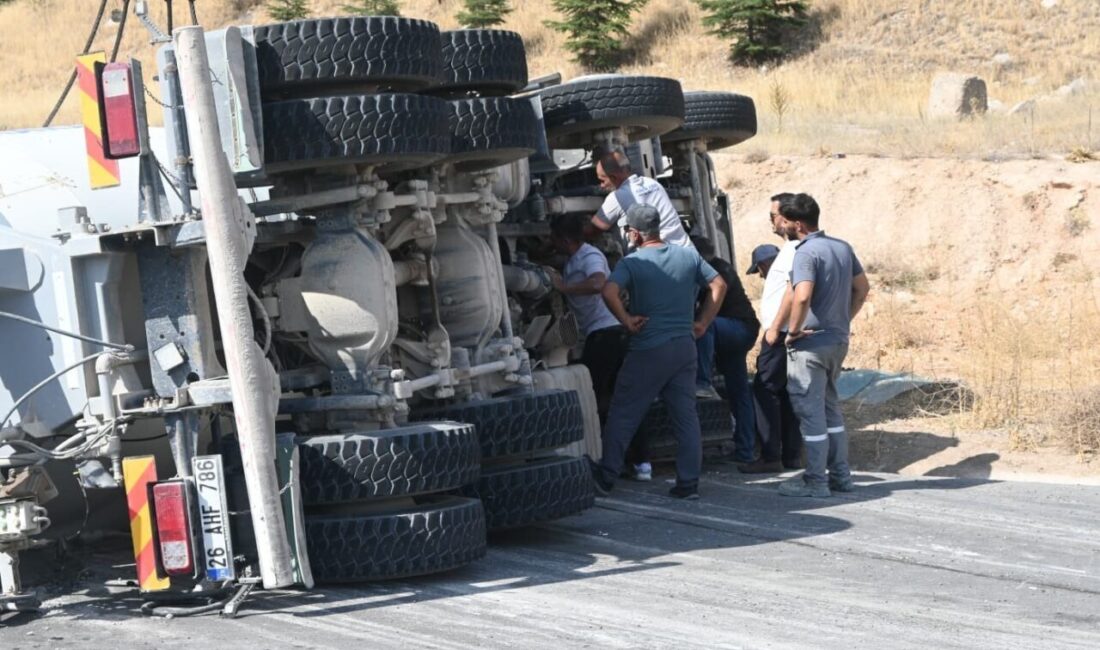 Eskişehir’de sürücüsünün direksiyon hakimiyetini kaybettiği beton mikserinin yana yatması sonucunda
