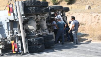 Eskişehir’de sürücüsünün direksiyon hakimiyetini kaybettiği beton mikserinin yana yatması sonucunda