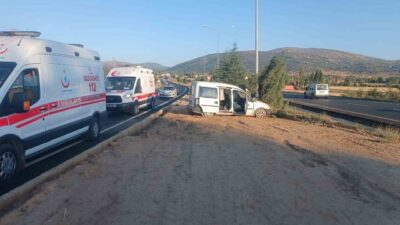 Isparta’nın Şarkikaraağaç ilçesinde sürücüsünün direksiyon hâkimiyetini kaybettiği hafif ticari araç,