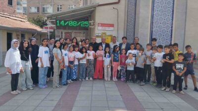 Eskişehir’de camilerde Kur’an-ı Kerim öğrenen çocuklara çeşitli hediyeler verildi. Konuyla