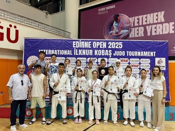 Kütahya Belediyesporlu Judocular Edirne’den 10 madalya ile döndü Edirne’de düzenlenen Uluslararası İlknur Kobaş Judo Turnuvası’na katılan Kütahya Belediyespor’un