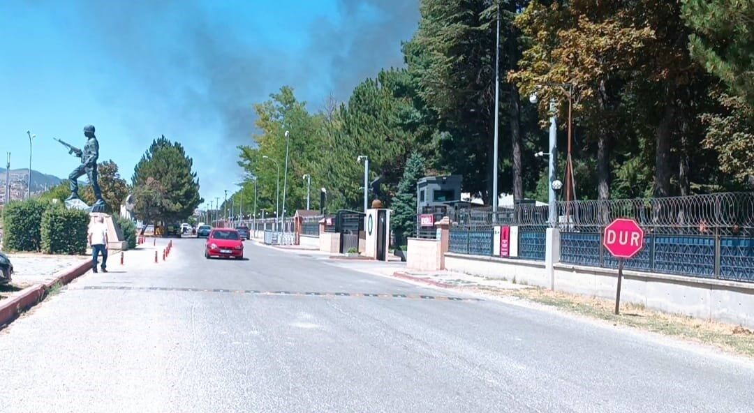 Kütahya Hava Er Eğitim Tugay Komutanlığı’nda çıkan yangın söndürüldü Kütahya Hava Er Eğitim Tugay Komutanlığı yemekhanesinde çıkan yangın, ekiplerin