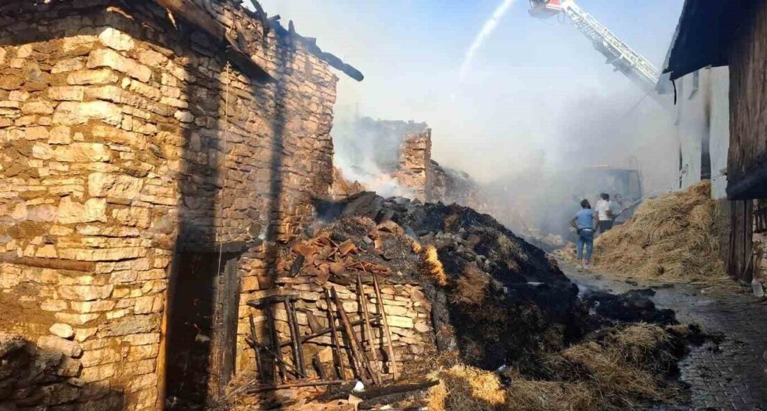 Kütahya’da köyde çıkan yangında 4 ev hasar gördü Kütahya’nın Emet ilçesine bağlı Konuş köyünde çıkan yangında 4 ev