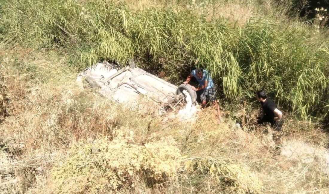 Kütahya’da yol kenarındaki su kanalına devrilen otomobilde sıkışan anne ve