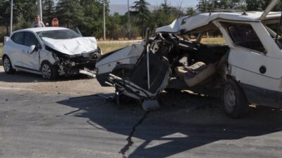 Isparta’nın Yalvaç ilçesinde iki otomobilin çarpışması sonucu meydana gelen kazada