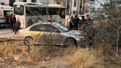 Bilecik’te minibüsle çarpışan otomobilin kontrolden çıkıp çarpıştığı yaya kaldırımındaki vatandaş