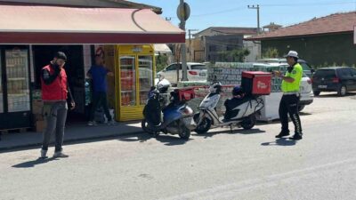 Eskişehir’de motosikletli kurye ve otomobilin çarpışması sonucunda meydana gelen trafik