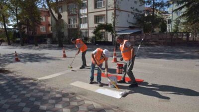 Bilecik Belediyesi tarafından yürütülen çalışmalar kapsamında tüm okul önlerinde çizgi
