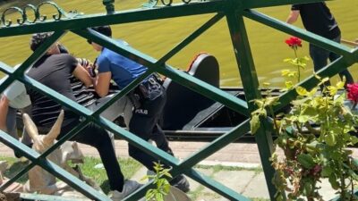 Eskişehir’de Porsuk Çayı’na atlamaya çalışan kadın, turist gibi gondola binen
