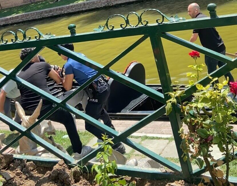 Eskişehir’de Porsuk Çayı’na atlamaya çalışan kadın, turist gibi gondola binen