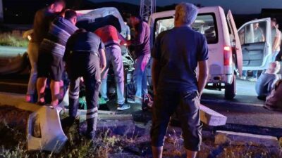 Isparta’nın Şarkikaraağaç ilçesinde hafif ticari araç ile otomobilin çarpışması sonucu