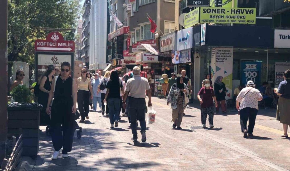 Eskişehir’de vatandaşlar mevsim normallerinin üzerinde seyreden hava sıcaklıklarına rağmen merkezde