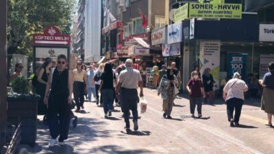 Eskişehir’de vatandaşlar mevsim normallerinin üzerinde seyreden hava sıcaklıklarına rağmen merkezde