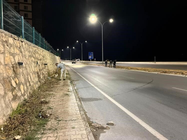 Söğüt Belediyesi temizlik çalışmalarını gece saatlerinde de sürdürüyor Söğüt Belediyesi Park ve Bahçeler Müdürlüğü ekipleri, şehirdeki trafik yoğunluğunu