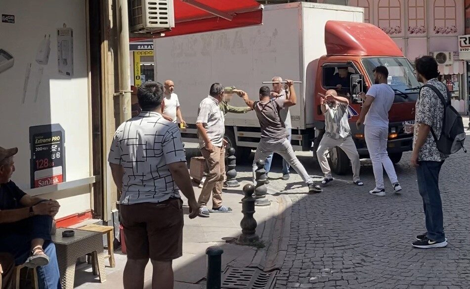 Eskişehir’de bir ara sokakta duraklayan kamyonun içerisindeki 2 şahıs ve