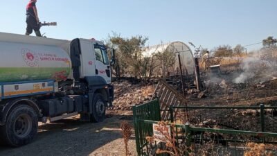 Kütahya’da boş bir tarlada çıkan ve rüzgarın etkisiyle seraya sıçrayan