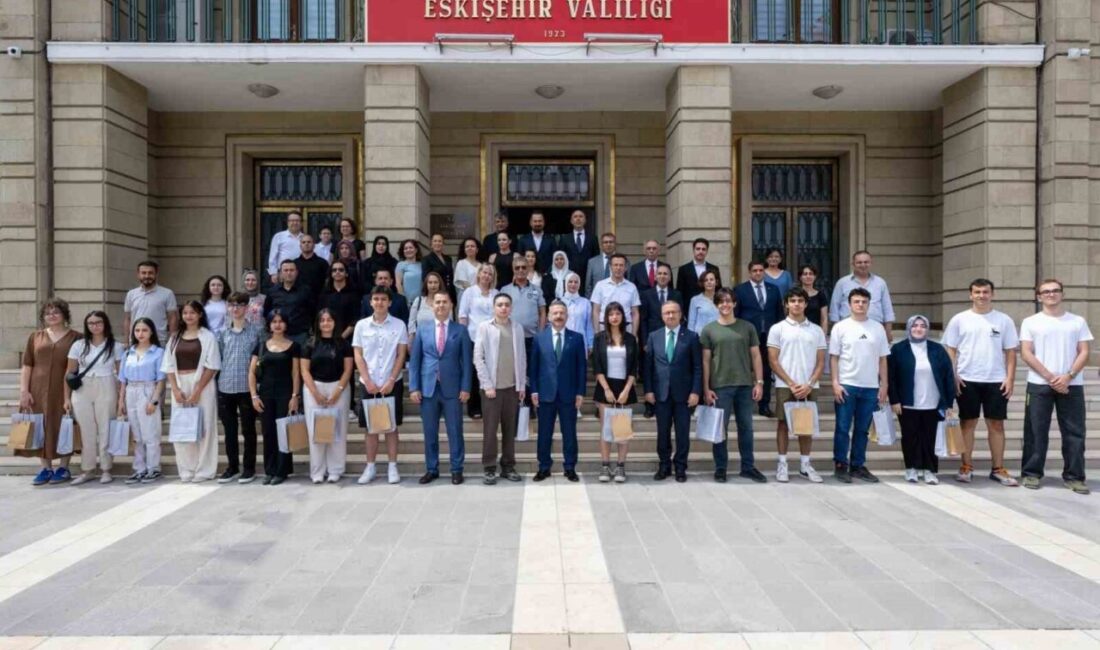 Eskişehir Valisi Hüseyin Aksoy, Yükseköğretim Kurumları Sınavı’nda (YKS) ilk 500’e