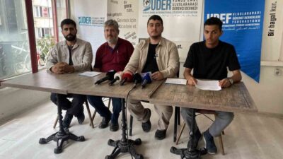 Eskişehir’de millet bahçesinde oturan Yemenli 2 kardeş ve babaları, sigara