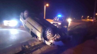Isparta’nın Şarkikaraağaç ilçesinde yol çalışmasını geç fark eden sürücü, aracını