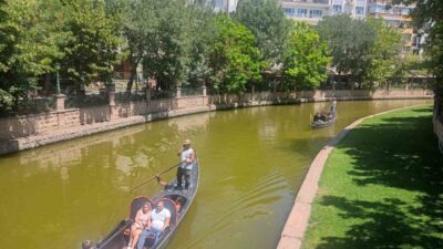 Eskişehir’e turistlik amaçlı gelen vatandaşlar mevsim normallerinin üzerinde gezen sıcaklıklara