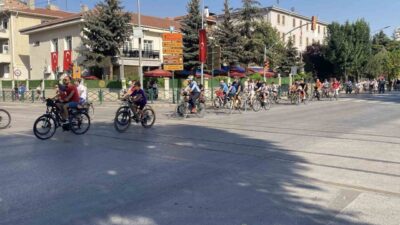 Eskişehir’de 30 Ağustos Zafer Bayramı kutlamaları çerçevesinde bisiklet turu gerçekleştirildi.