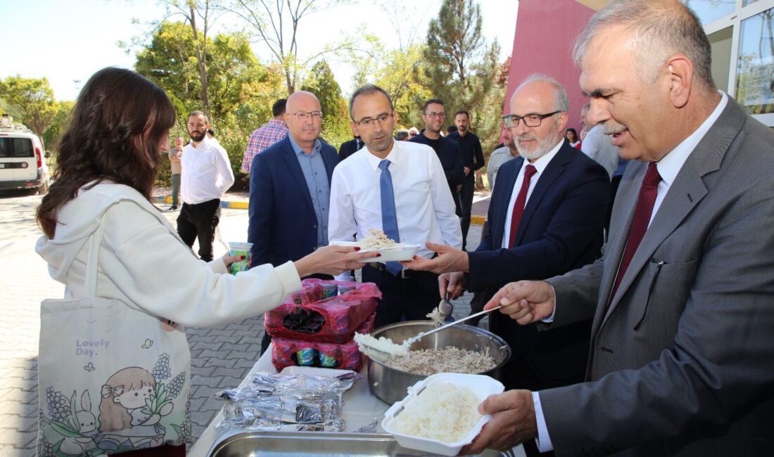 AKÜ Turizm Fakültesinde, 2025-2026 akademik Yılı açılışında tavuklu pilav ikram edildi Turizm Fakültesi bahçesinde gerçekleştirilen etkinlikte, Gastronomi ve Mutfak Sanatları Bölümü