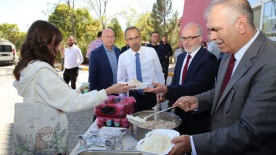 Turizm Fakültesi bahçesinde gerçekleştirilen etkinlikte, Gastronomi ve Mutfak Sanatları Bölümü
