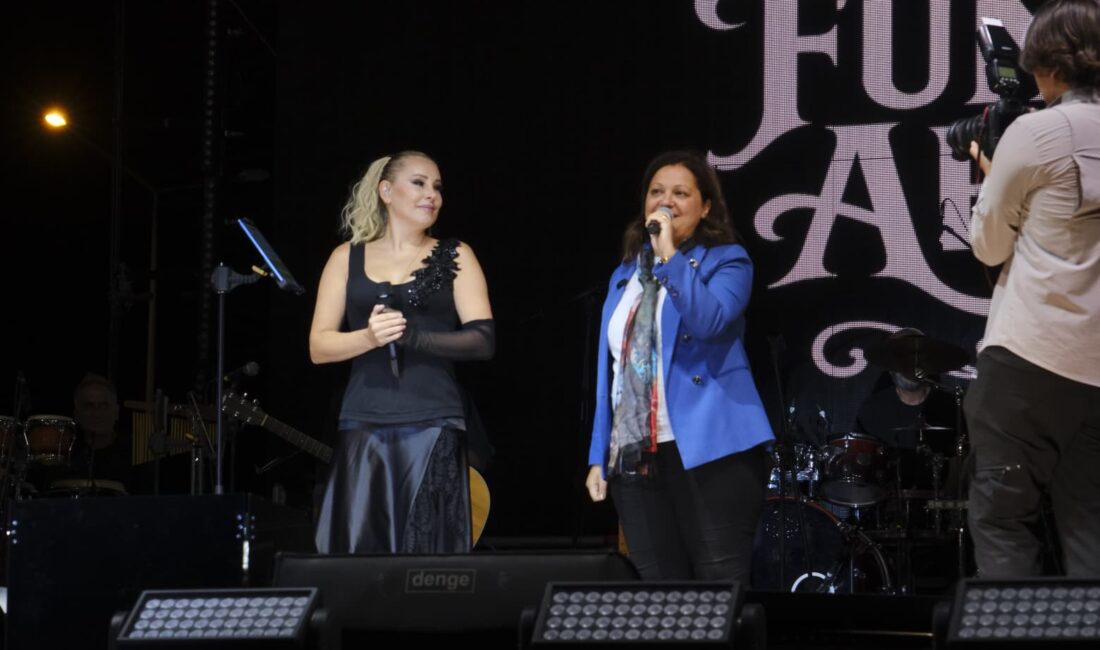MotoFest’te Burcu Köksal’dan Funda Arar’a çiçek takdimi Afyonkarahisar’da bu yıl 8’incisi düzenlenen Dünya Motokros Şampiyonası ve