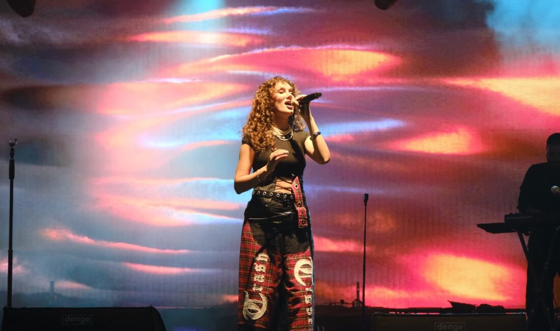 MotoFest’te Mela Bedel sahne aldı MotoFest’in ikinci gününde sahne alan genç sanatçı Mela Bedel, festival
