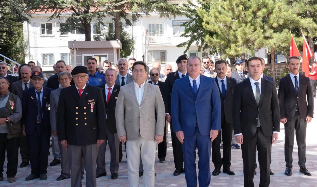 19 Eylül Gaziler Günü dolayısıyla Bolvadin’de Kaymakamlık önünde tören düzenlendi.