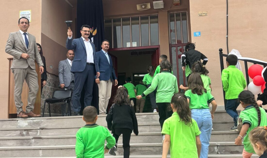 Emirdağ’da İlköğretim Haftası kutlandı Emirdağ Kaymakamı Yasin Akgül, Emirdağ Belediye Başkanı Serkan Koyuncu ve