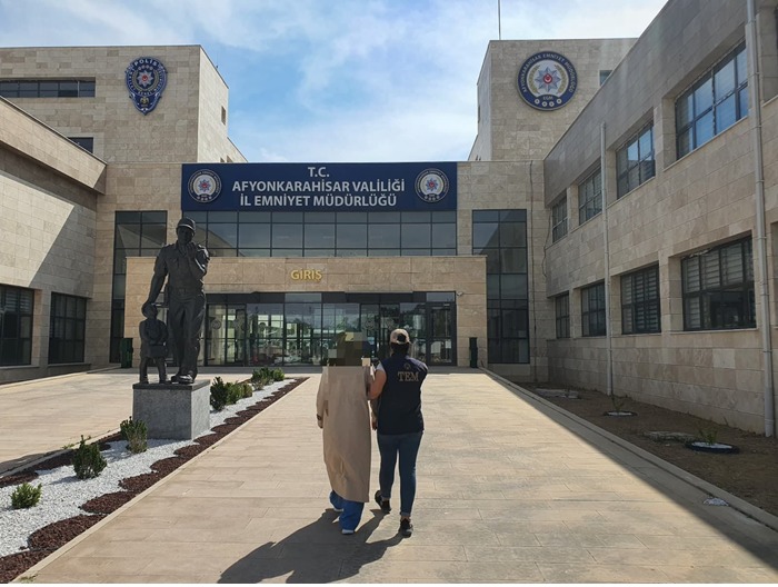 Afyonkarahisar İl Emniyet Müdürlüğü görevlileri aranan şahısların tespiti ve yakalanmasına