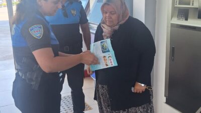 Afyonkarahisar İl Emniyet Müdürlüğü görevlileri, il merkezinde bulunan alışveriş merkezlerinde