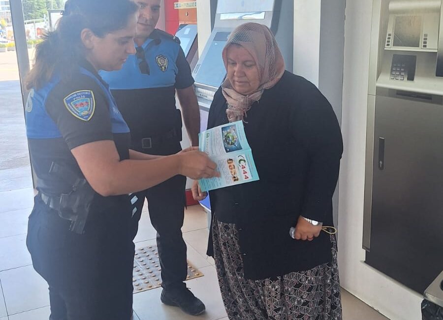 Polisten bilgilendirme ve bilinçlendirme çalışması Afyonkarahisar İl Emniyet Müdürlüğü görevlileri, il merkezinde bulunan alışveriş merkezlerinde