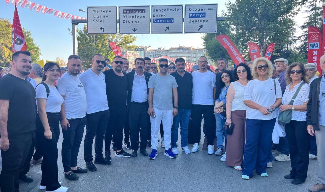 Murat Albayrak, Tandoğan Meydanı’nda “Kayyuma ve Darbeye Hayır” mitinginde Afyonkarahisar Merkez İlçe Başkan Adayı Murat Albayrak, partililerle birlikte Tandoğan