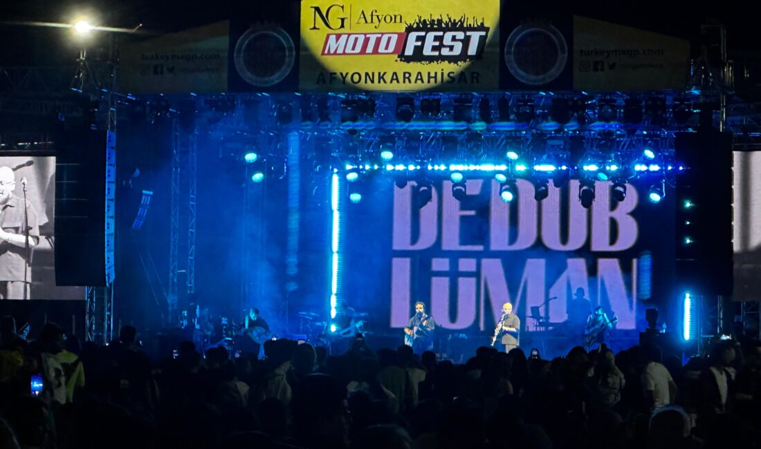 Afyonkarahisar’da düzenlenen NG Afyon Motofest kapsamında sahne alan Dedublüman, vatandaşların