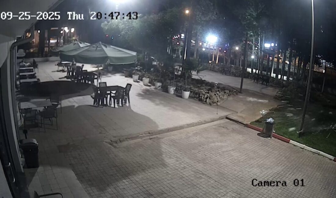 Antalya’ya gökten buz kütlesi düştü Antalya’da bir parkta devriye gezen güvenlik görevlileri, duydukları gürültünün ardından