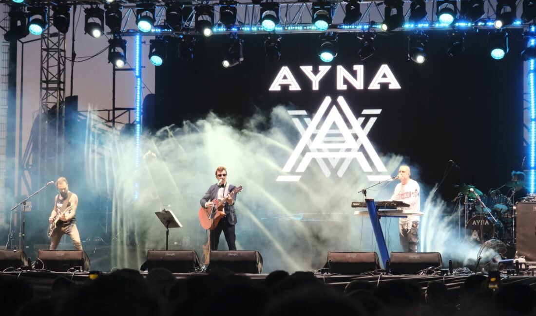 Motofest’te Ayna rüzgarı Motofest’in ikinci gününde sahne alan ünlü müzik grubu Ayna, festival