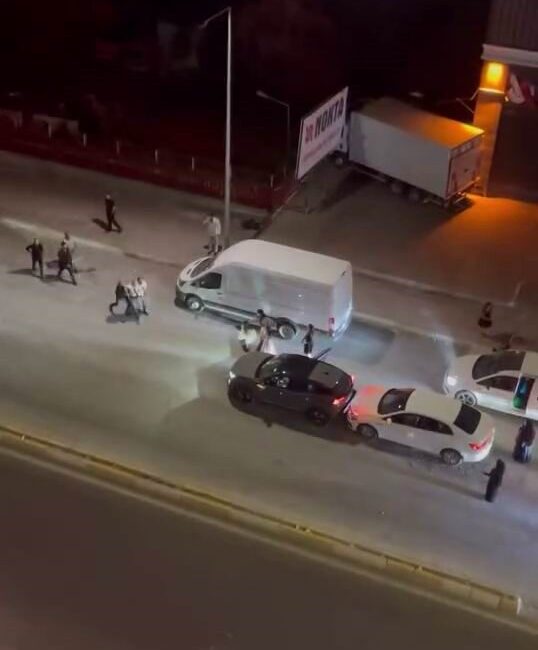 Önce kaza yaptılar, sonra kavga ettiler Diyarbakır’da iki aracın çarpışması sonucu meydana gelen trafik kazası sonrası