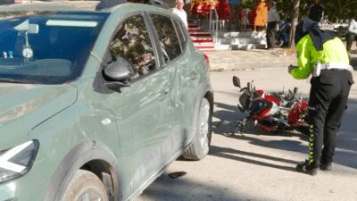 Afyonkarahisar’ın Sandıklı ilçesinde meydana gelen trafik kazasında otomobil ile motosiklet